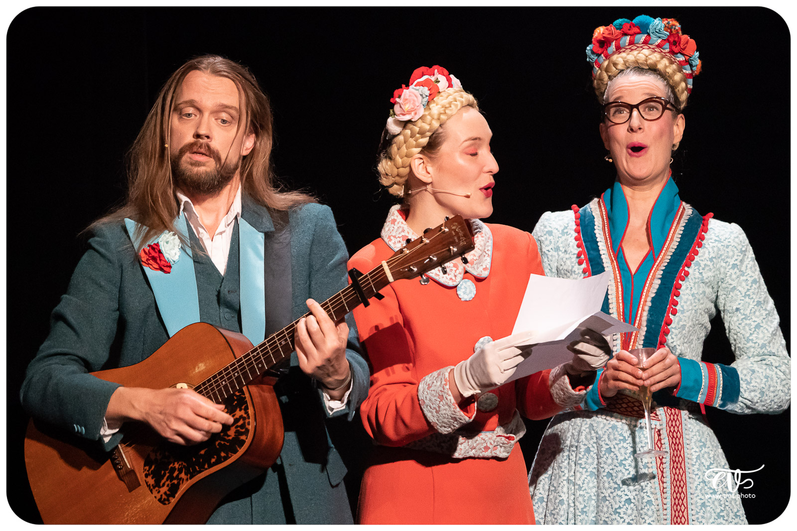 MARIÅJ EN CHØNSONS (BLØND AND BLÖND AND BLÓND)